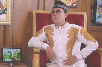 Denny Sumargo Pakai Peci dan Baju Koko, Tanya Konflik Agama di Perang Gaza ke Gus Miftah