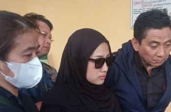 Tak Nyangka Putranya Dibunuh Sang Pacar, Tangis Tamara Tyasmara Dicurigai: Akting?