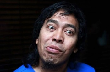Diminta Ganti Foto, Komeng Diketawai Petugas KPU: Sekali Lagi Dapet Payung Nih