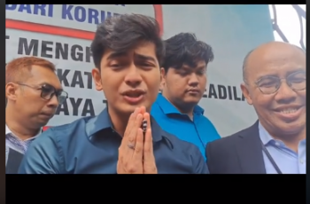 Bikin Salfok! Teuku Ryan Kepal Tasbih usai Jalani Sidang Cerai: Kado Terakhir Ria Ricis?