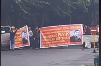 Pamer Spanduk Dukungan 'Kamu Orang Baik' saat Rekonstruksi Kasus Dante, Keluarga Tersangka Yudha Arfandi Dicap Sakit Jiwa