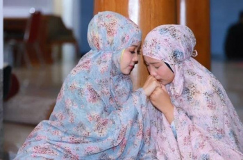 Mendadak Hapus Postingan Tanpa Hijab usai Dibesuk Ibu Cinta, Zara Diancam Coret KK?