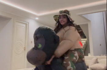 Asyik Joget Sambil Digendong 'Monkey', Fuji Dituduh Pura-pura Bahagia usai Thariq Lamar Aaliyah: Padahal Lagi Nyesek-nyeseknya
