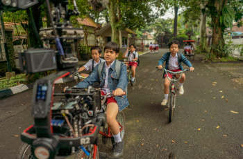 Film Dilan 1983: Wo Ai Ni Hadirkan Cerianya Masa Kecil Sarat dengan Pesan Moral