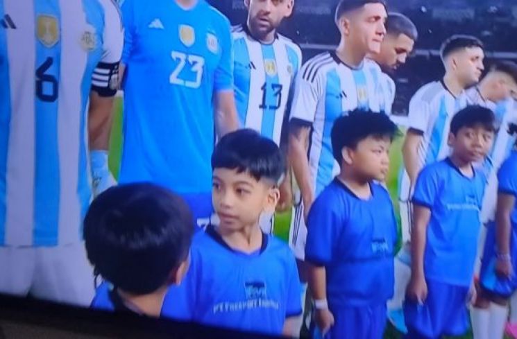 Jan Ethes dampingi pemain Timnas Argentina ((Twitter/gibran_tweet))