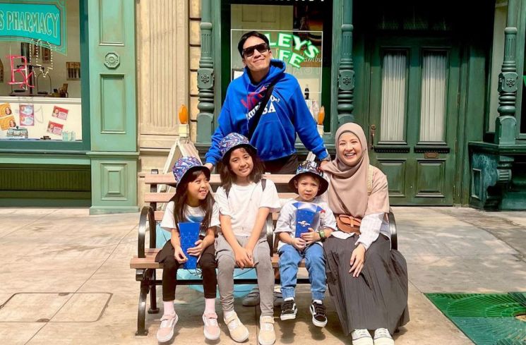 Desta liburan bareng dengan Natasha Rizki (Instagram/@desta80s)