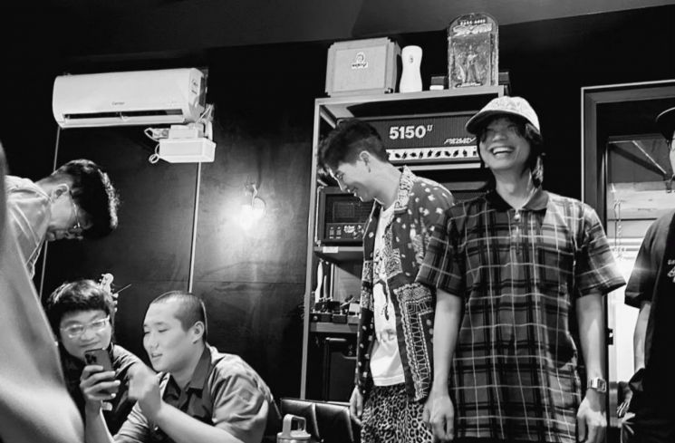 RM BTS nongkrong bareng teman (Instagram/@rkive)