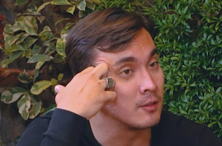 Inisial nama di cincin Rendy Kjaernett. (youtube/Denny Sumargo)
