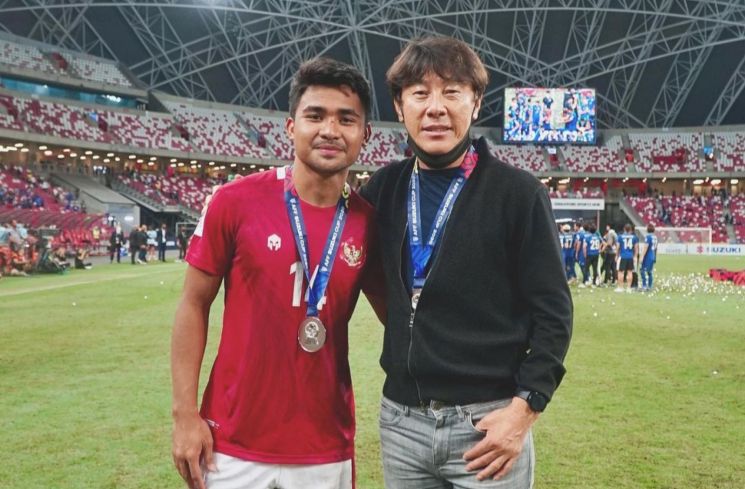 Asnawi Mangkualam dan Shin Tae Yong (Instagram/@asnawi_bhr)