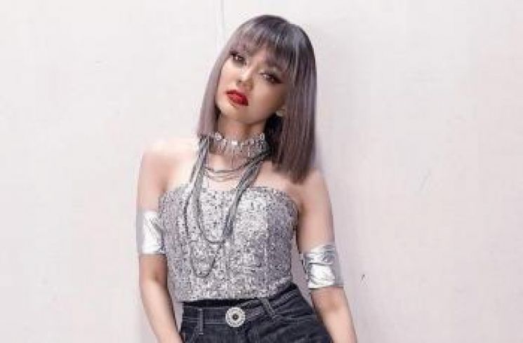 Potret Rina Nose cosplay jadi artis. (Instagram/rinanose16)