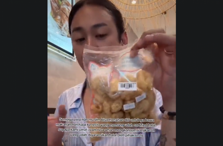 Jovi Adhiguna makan kerupuk babi di restoran halal. (twitter/mediocrickey)