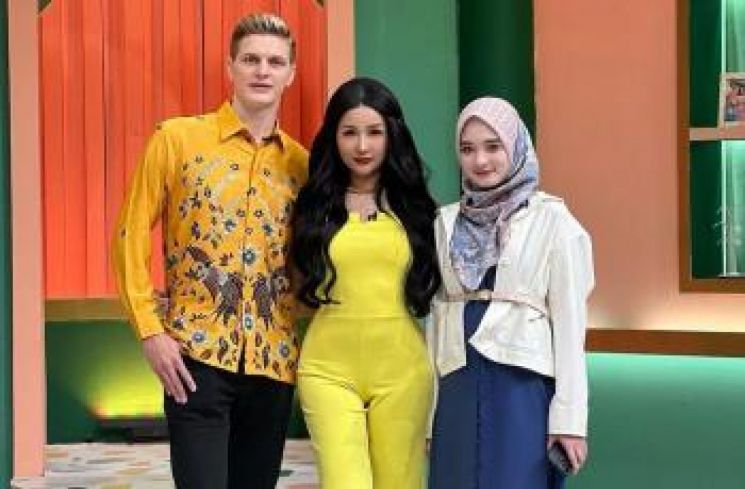 Lucinta Luna dan Inara Rusli. (Instagram/lucintaluna_manjalita)