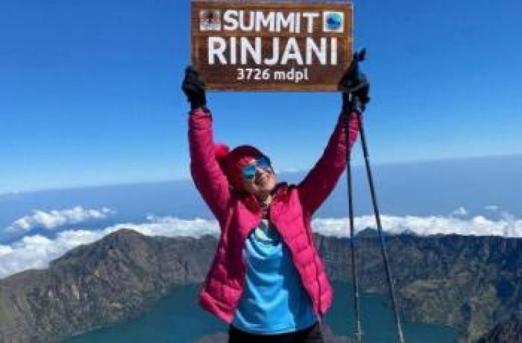 Artis Berhasil Mendaki Gunung Rinjani. (Instagram/irawbw)