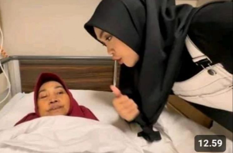 Ria Ricis konteni ibu yang sakit (YouTube/Ricis Official)