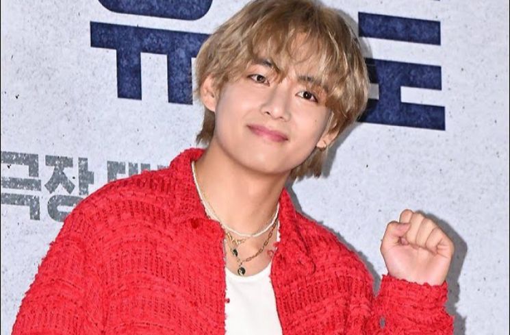 V BTS dalam acara premiere film Concrete Utopia (Koreaboo)
