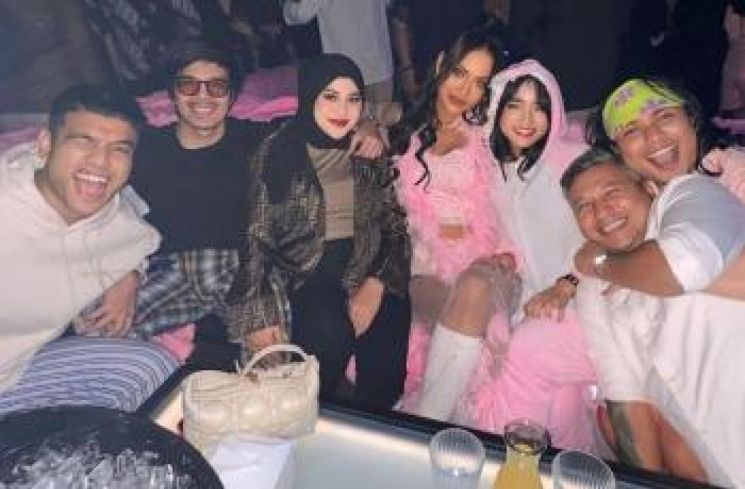 Gaya Artis di Pesta Ulang Tahun Erika Carlina [instagram/@fuji_an]