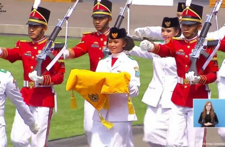 Lilly Indiani Suparman Wenda, pembawa baki Paskibraka Nasional. (YouTube Sekretariat Presiden)