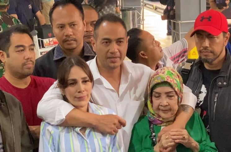 Ferry Irawan di Bandara Internasional Halim Perdanakusumah, Jakarta, Jumat (18/8/2023) (MataMata.com/Adiyoga Priyambodo)
