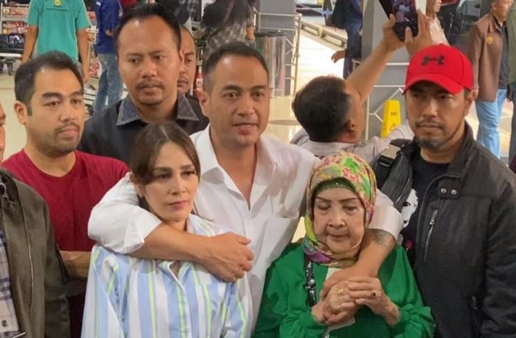 Ferry Irawan di Bandara Internasional Halim Perdanakusumah, Jakarta, Jumat (18/8/2023) (MataMata.com/Adiyoga Priyambodo)