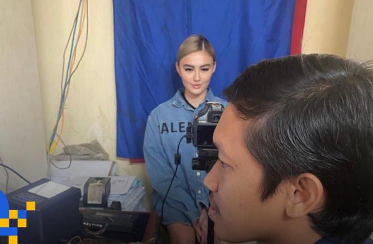 Agnez Mo urus KTP sendiri. [Instagram/@kotajakartabarat]