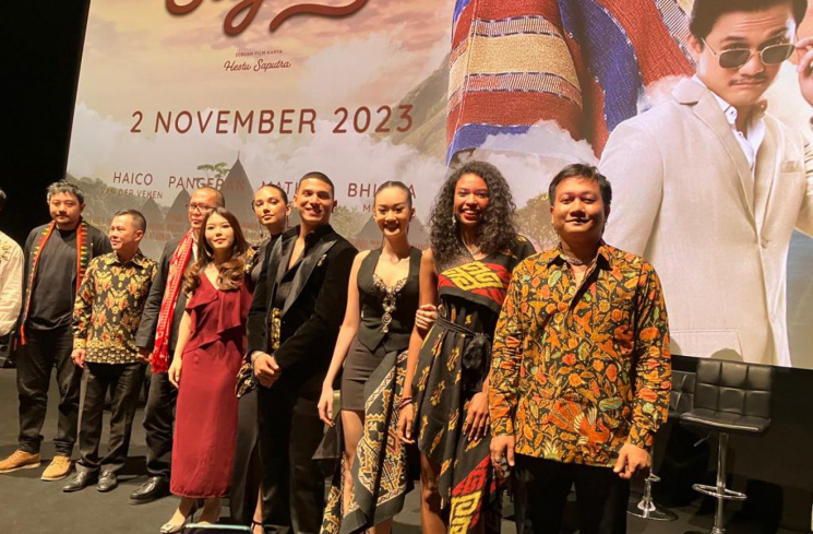 Produser dan para pemain film Manise Rasa Sayange saat menggelar gala premiere di Epicentrum XXI, Kuningan, Jakarta Selatan, pada Jumat (27/10/2023). [Tomy T / matamata.com]