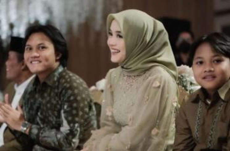 Potret Sule di Lamaran Rizky Febian dan Mahalini. [Instagram/putridelinaa]