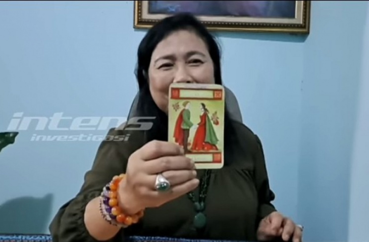 Ahli Tarot, Bunda Retno Menunjukkan Kartu Perlambang Bahagia Jika Sule dan Santyka Fauziah Kelak Berjodoh. [(YouTube Intens Investigasi)]