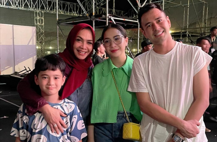 Rieta Amilia dan keluarga Raffi Ahmad [Instagram @rieta_amilia]