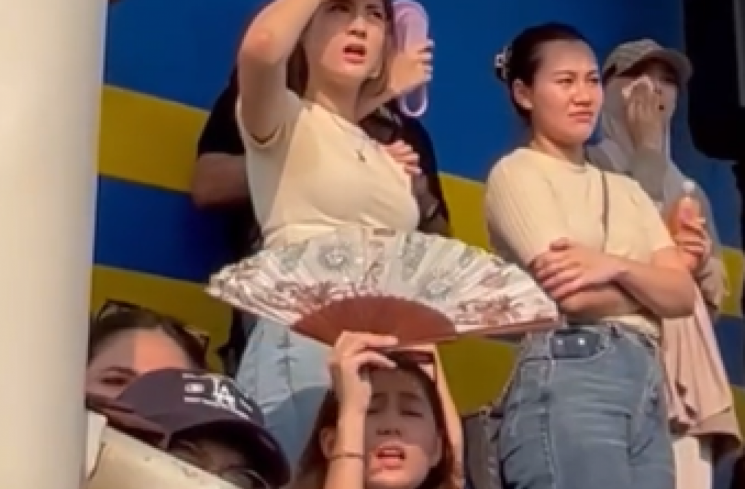 Penampakan Aaliyah Massaid saat dukung Thariq Halilintar main bola.