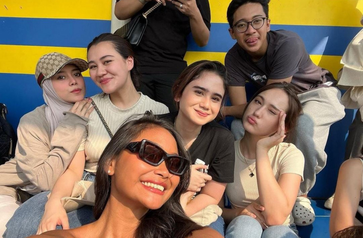 Tissa Biani dan teman-temannya. [Instagram @tissabiani.]