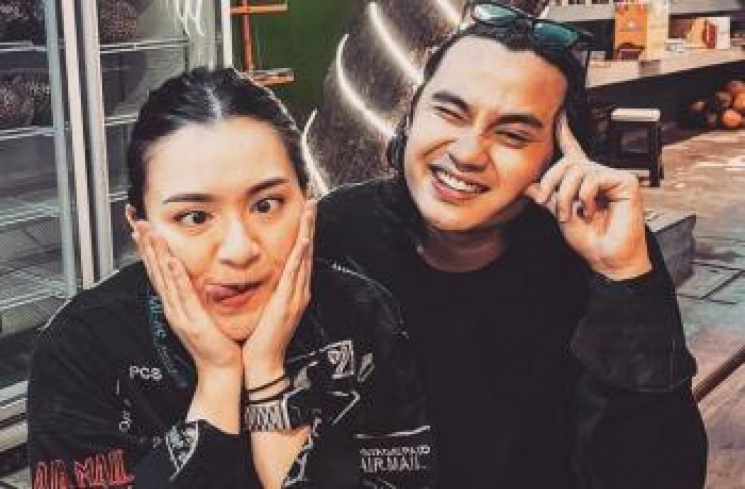Nathalie Holscher Mendadak Rebut Ponsel saat Ilham Yogi Vidcall Bareng Olla Ramlan: Lah Kenapa Cemburu? (instagram/@nathalieholscher)