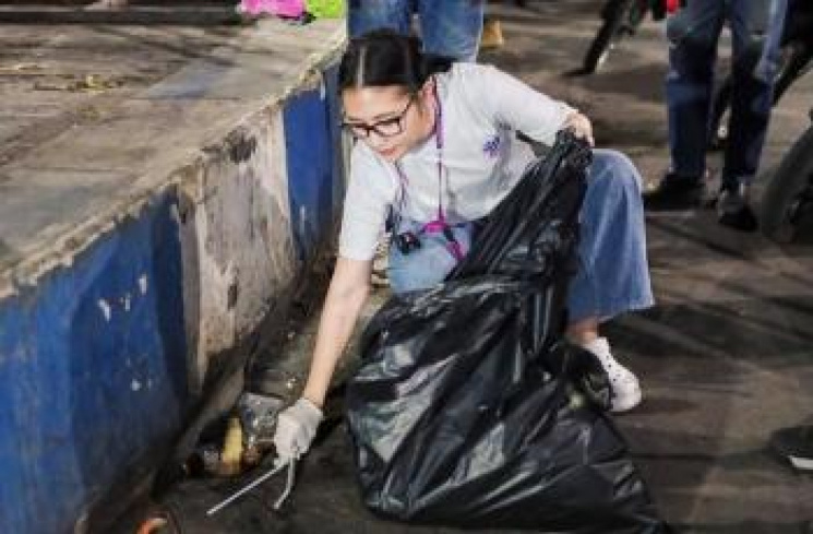 Potret Prilly Latuconsina mungutin sampah di JFC 2023 [Instagram/@prillylatuconsina96]