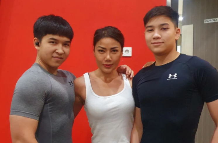 Inge Anugrah bersama kedua anaknya [Instagram/@inge_anugrah]
