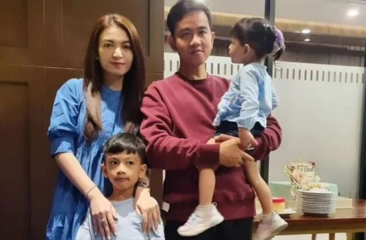 Gibran, Selvi dan kedua putra-putrinya. [Instagram @selvianandagibranrakabuming.]