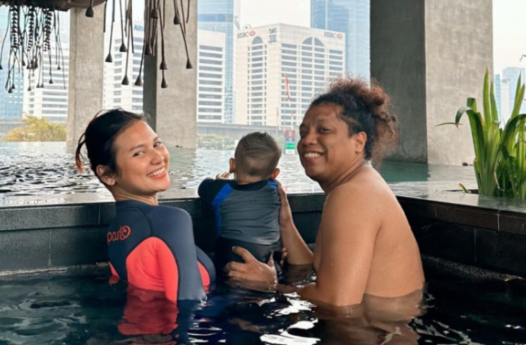 Indah Permatasari, Arie Kriting dan anaknya [Instagram @indahpermatas]