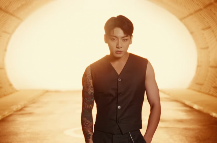 Cuplikan video klip Standing Next to You-Jungkook BTS [YouTube HYBE LABELS]