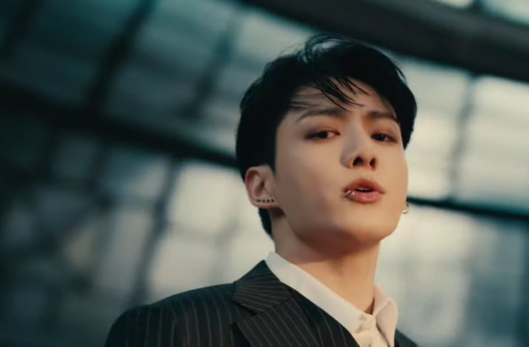 Cuplikan video klip Standing Next to You-Jungkook BTS [YouTube HYBE LABELS]