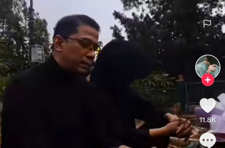 Doddy Sudrajat dan Mayang saat berziarah di makam Bibi dan Vanessa Angel. (tangkapan layar) [TikTok.]