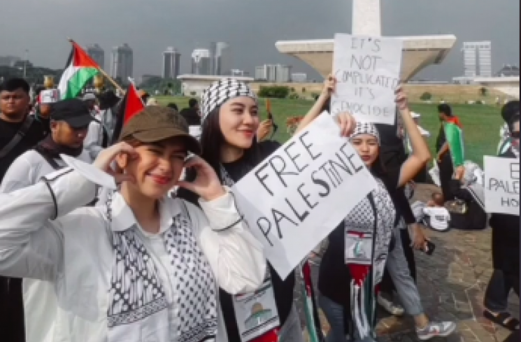 Aailyah Massaid memegang poster Free Palestine. (tangkapan layar/instagram) [Instagram.]