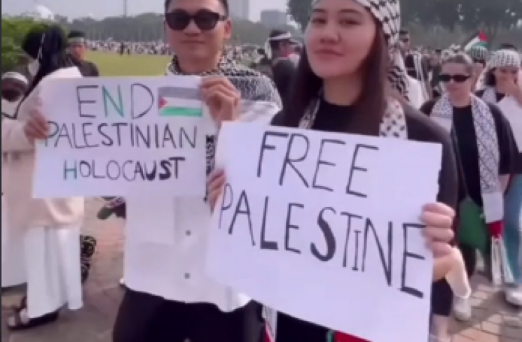 Ikut Aksi Damai di Monas, Aksi Aaliyah Pamer Poster Free Palestine Banjir Pujian: Semangat Cantik!(tangkapan layar/Instagram. (Instagram.)