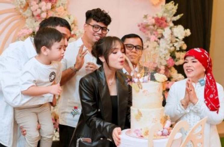Fuji merayakan ulang tahun ke-21