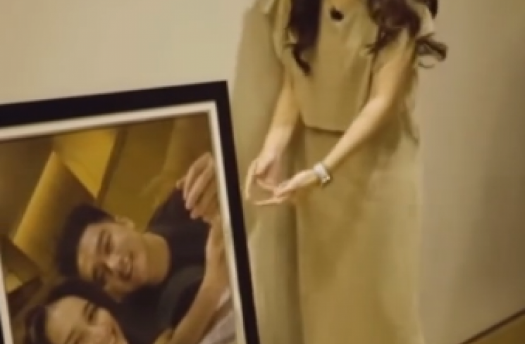 Ayu Ting Ting saat mengirimkan foto dirinya di kamar Boy William. (tangkapan layar/TikTok) [TikTok.]