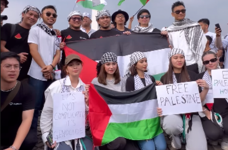 Thariq Haliintar dan Aaliyah Massaid bersama artis lain saat ikut aksi bela Palestina di Monas. (tangkapan layar/ist) [Instagram.]