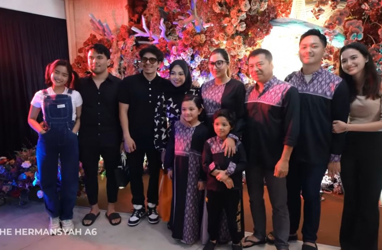 Momen Thariq Halilintar bersama Fuji saat ultah Ashanty. (tangkapan layar/youtube) [Youtube.]