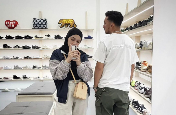Pasangan selebriti Ananda Omesh dan Dian Ayu Lestari kerap memamerkan kemesraan dengan cara yang berbeda [Instagram @omeshomesh]