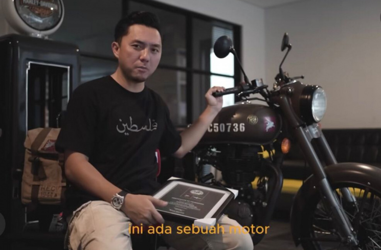 Ananda Omesh menunjukkan motor yang sedang dilelang [Instagram @omeshomesh]
