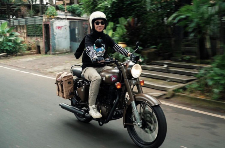 Dian Ayu Lestari saat menunggangi motor Royal Enfield yang bakal dilelang [Instagram @omeshomesh]