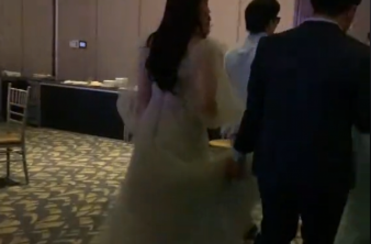 Momen Thariq pegangi gaun Aaliyah sembari main ponsel (tangkapan layar/TikTok) [TikTok.]