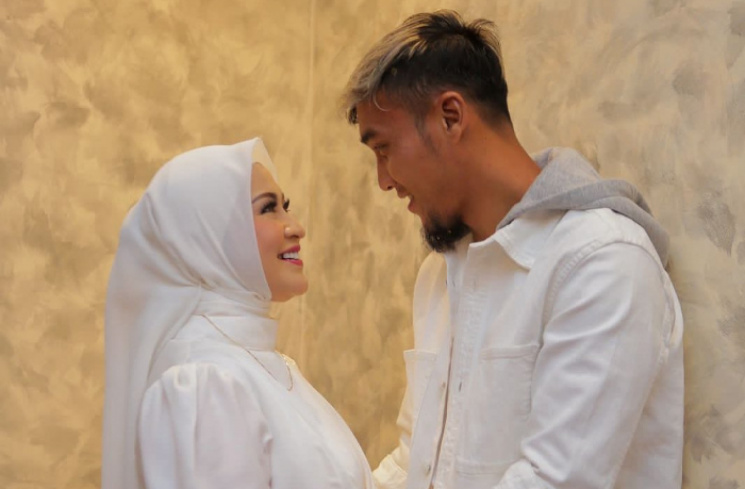 Okie Agustina dan suami [Instagram]