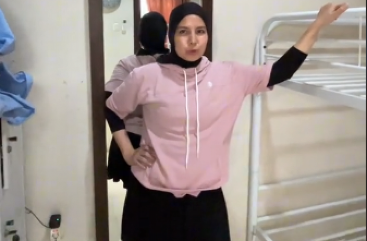 Tya Ariestya saat menggantikan kasur baru di kamar ART-nya. (tangkapan layar/TikTok) [TikTok.]